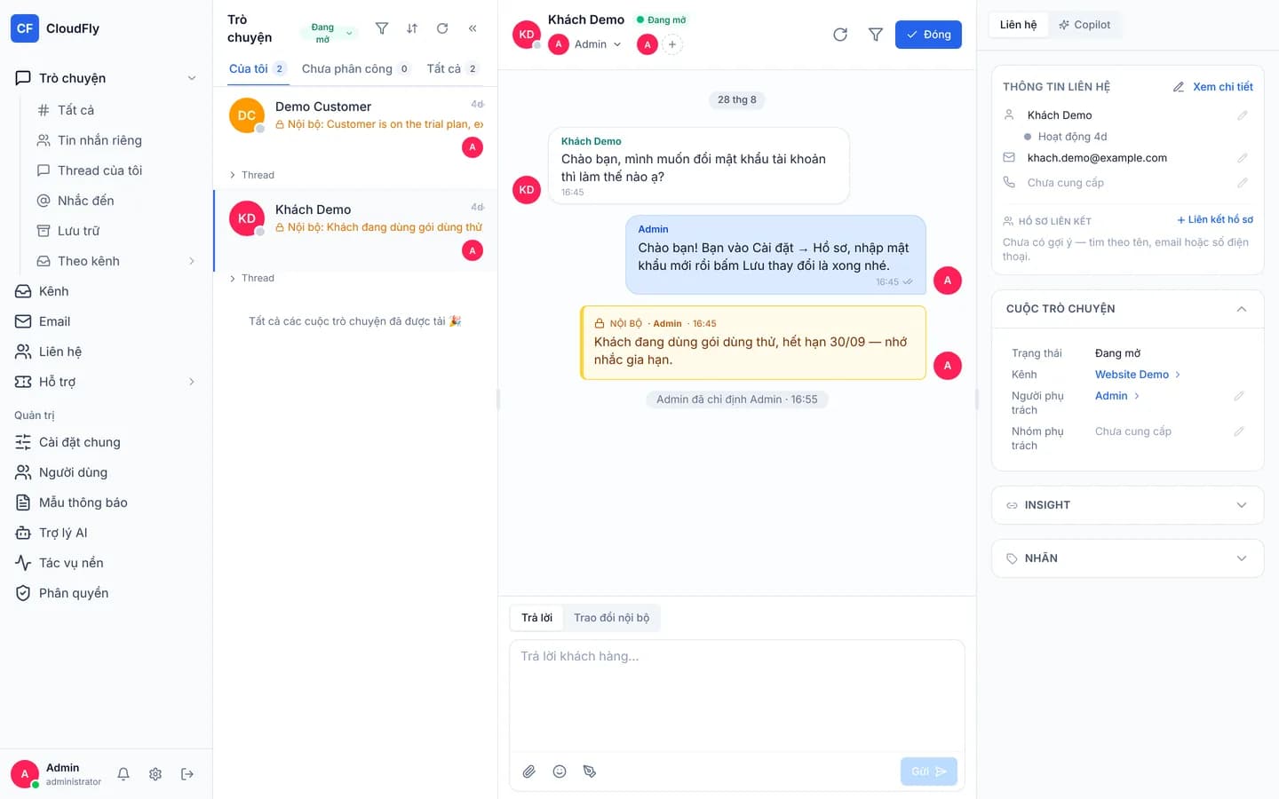 Console CloudFly Helpdesk chia ba cột: cột điều hướng bên trái, hàng đợi Trò chuyện ở giữa, khung chat và bảng thông tin liên hệ bên phải