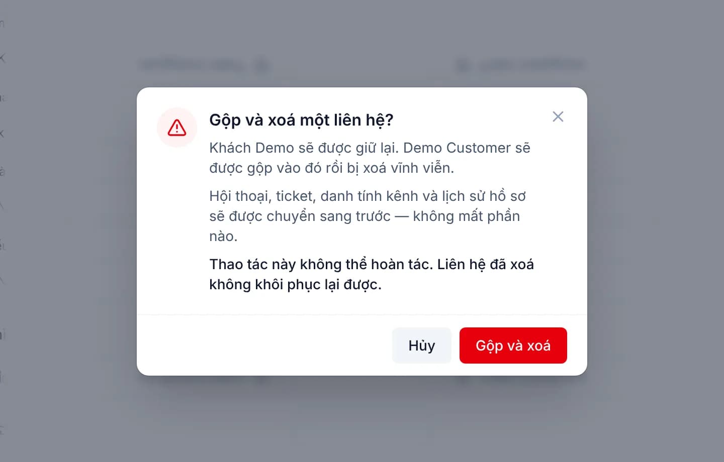 Hộp xác nhận Gộp và xoá một liên hệ, nêu tên hồ sơ được giữ và tên hồ sơ bị xoá, danh sách hạng mục được chuyển và câu thao tác không thể hoàn tác