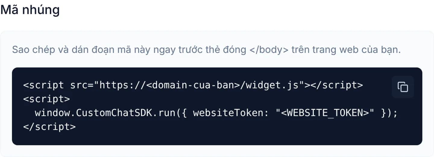 Phần Mã nhúng trong tab Cấu hình: khối mã nền tối chứa hai thẻ script, websiteToken thay bằng chỗ điền, và nút sao chép ở góc trên phải